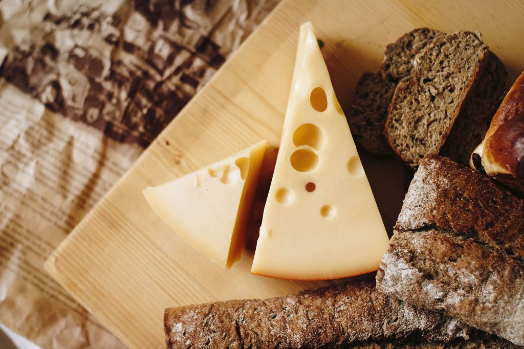 Quelle est la meilleure matière pour une planche apéro personnalisée ? 2 planche apéro personnalisé